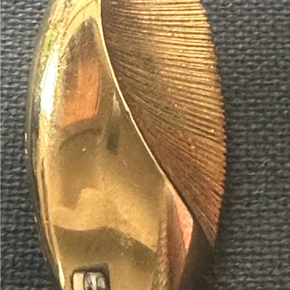 vintage gold-tone leaf brooch - Picture 2 of 3